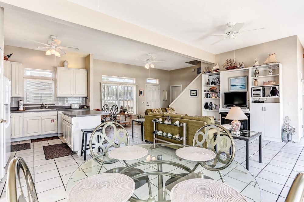812 S. Fletcher - 3 Br Cottage