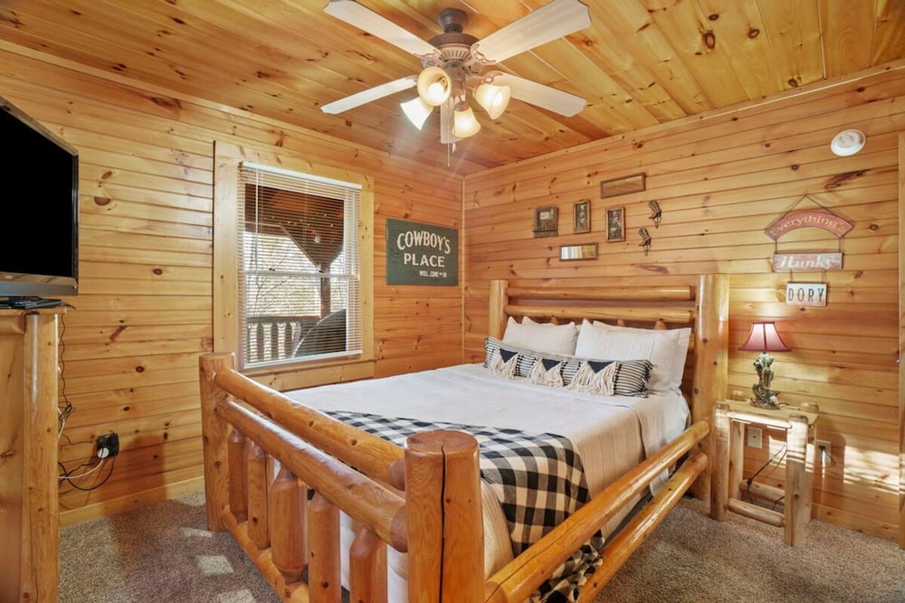 Stunning Mountain Cabin w Hot tub