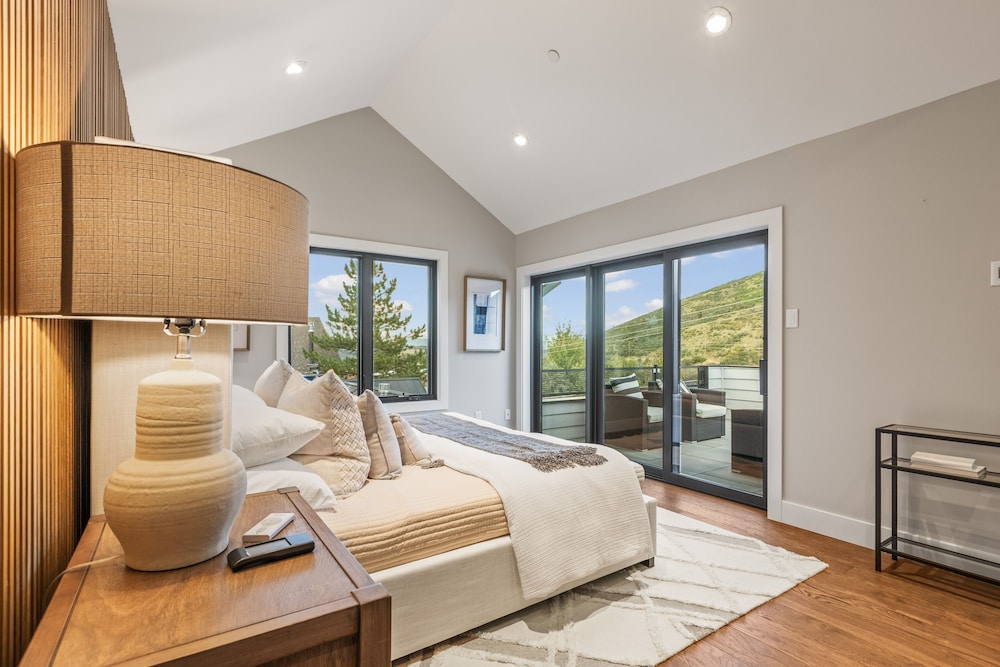 Norfolk Mountain Fantasy! 1121 5 Bedroom Home by RedAwning view 4
