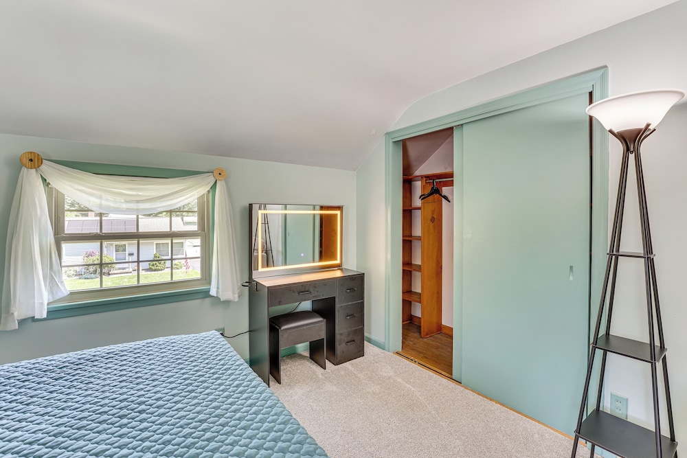 1 Mi to Dtwn Salem: Apt w/ Garage Access!