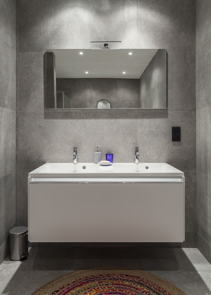 Unit 5 - Trendy Smart Home Triplex Private Garden & Parking