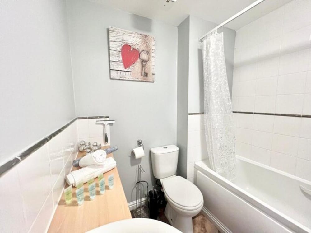 Quiet 2bedroom Home-garden-parking-family Friendly