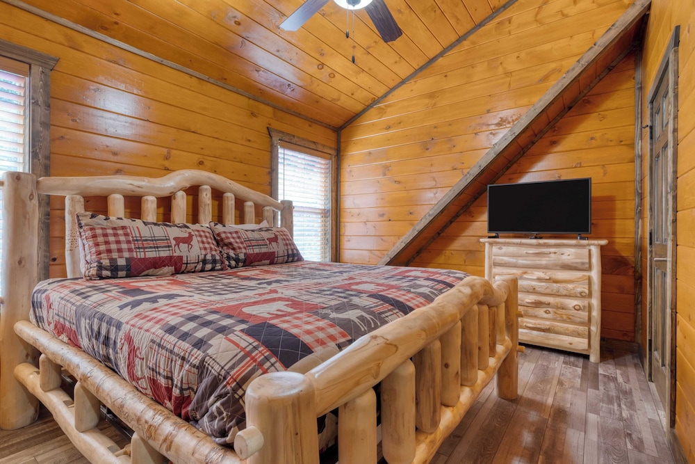 Indoor Pool, Theater, Hot Tub & Mountain Views Near Dollywood Crimson Crest by Avantstay