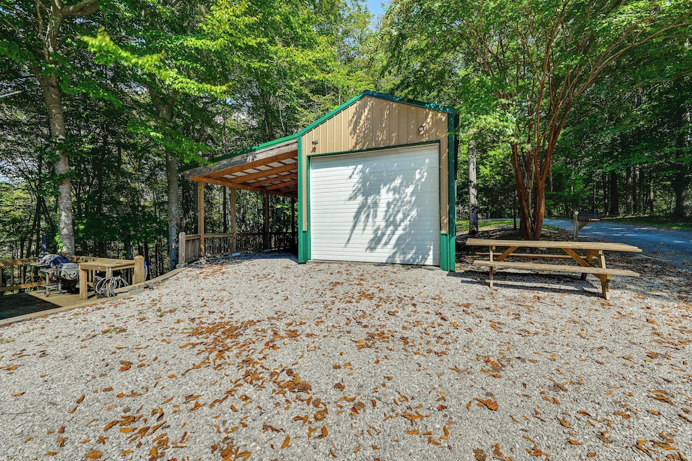3 Mi to Dale Hollow Lake: Wooded Retreat w/ Decks!