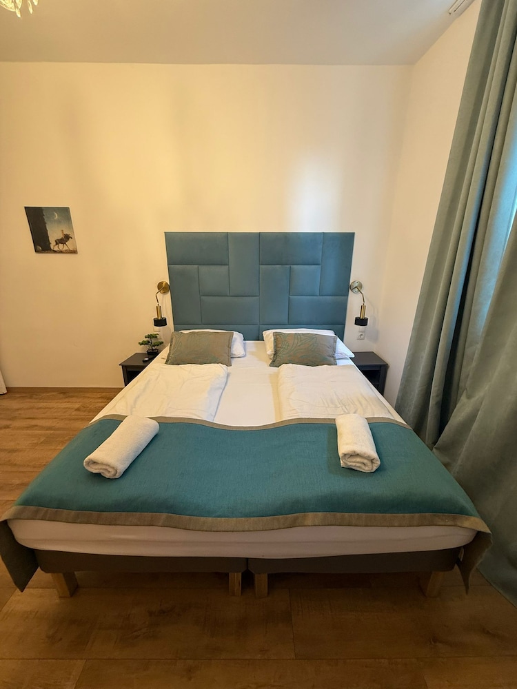 Chic 1BR Apt Walk to Vienna Sights