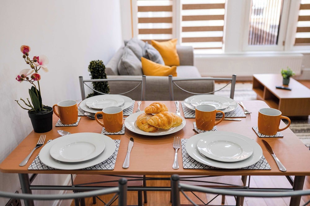 Host Stay Maple Court