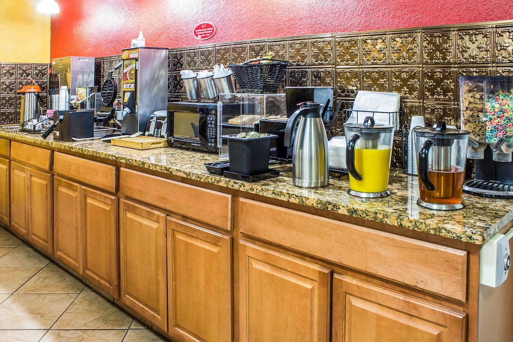Econo Lodge Inn & Suites Walnut