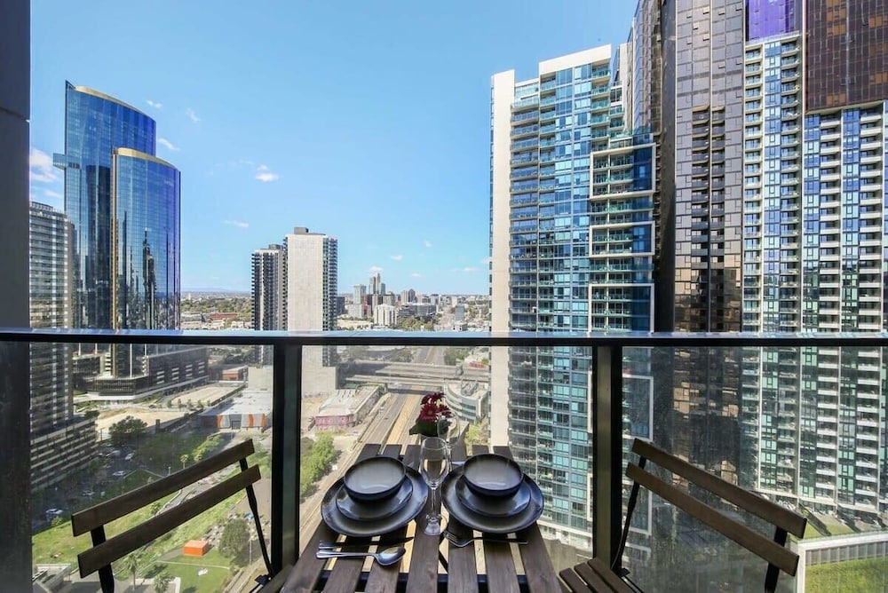 A Stylish 2BR Apt With City Views in Southbank