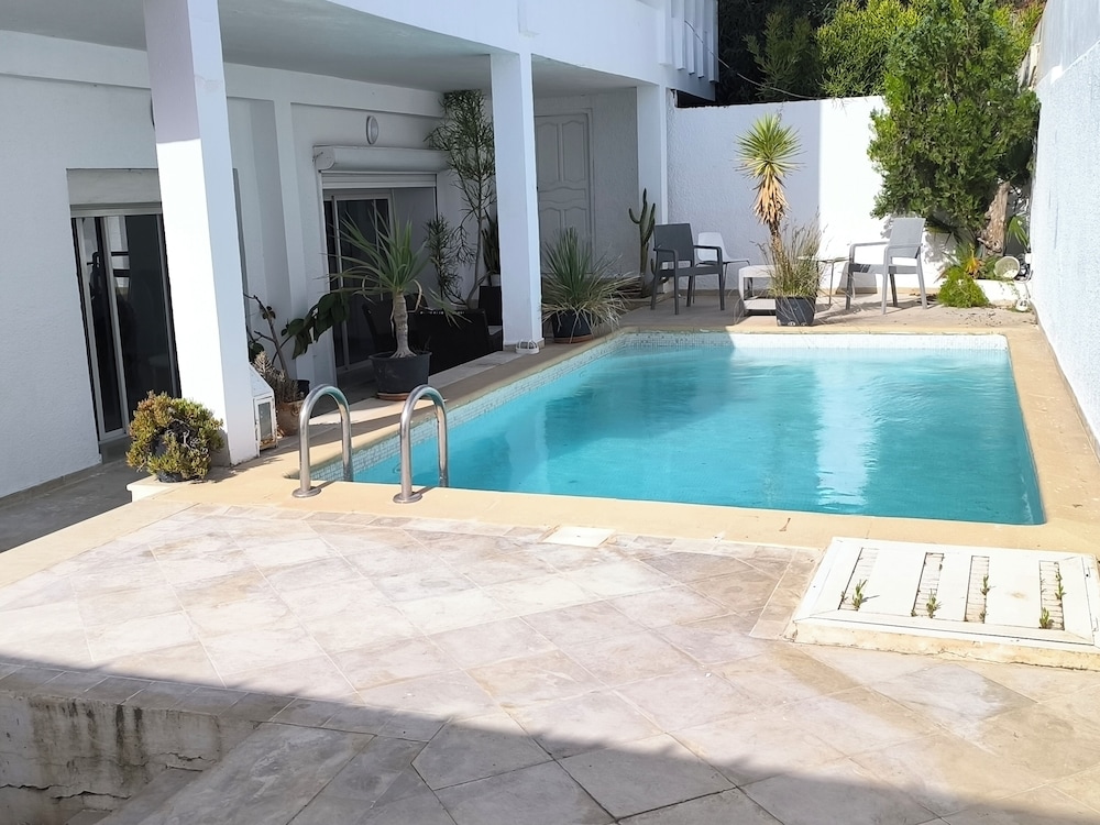 Stylish villa avec parking et piscine