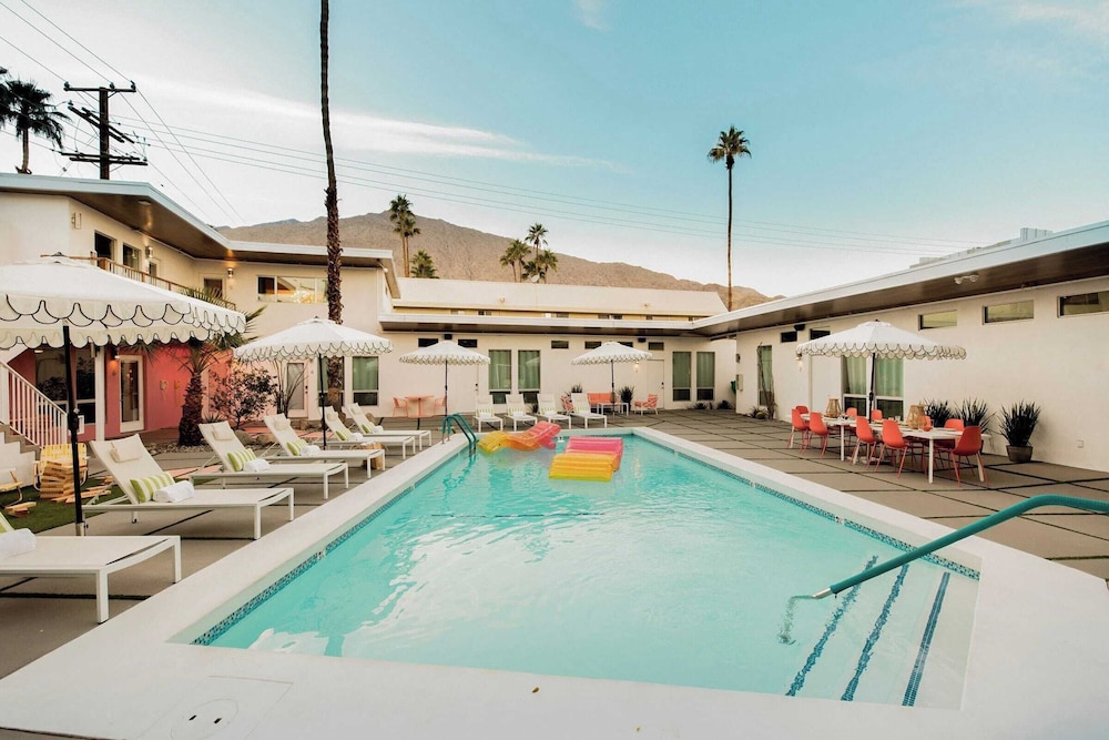 5 Private Rooms, Sleeps 14 Wesley Studio Buyout