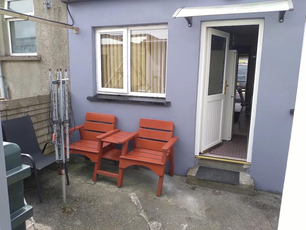 Cosy Cottage- Sleeps 4, Free Parking & Golf Nearby