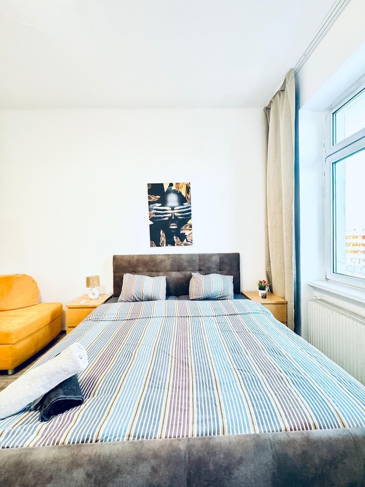 Bright 3BR Appt Steps from FAC Platz
