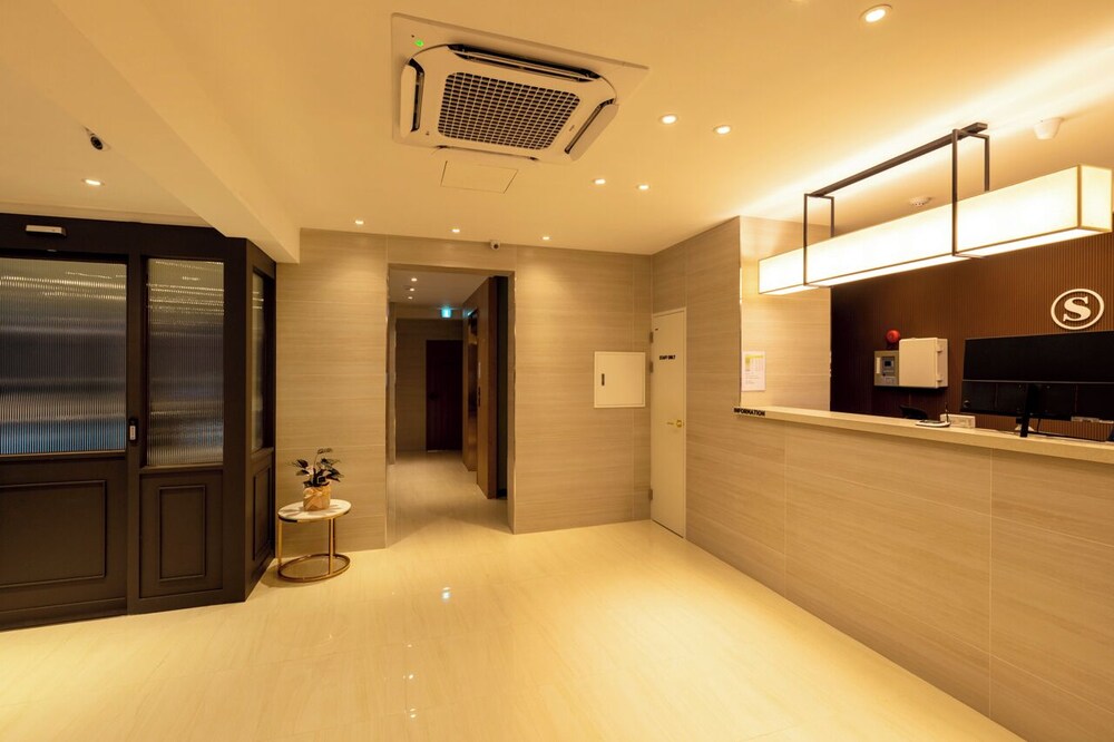 AVENUE S HOTEL