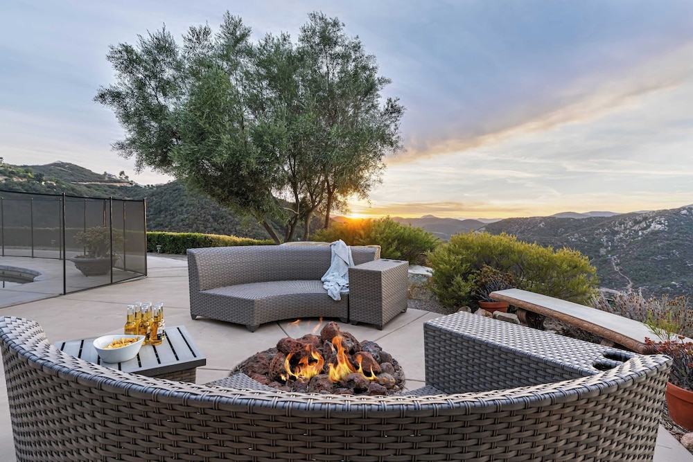 Hilltop Estate w/ Pool, Hot Tub, Fire Pit, Views Cleveland Vista by Avantstay