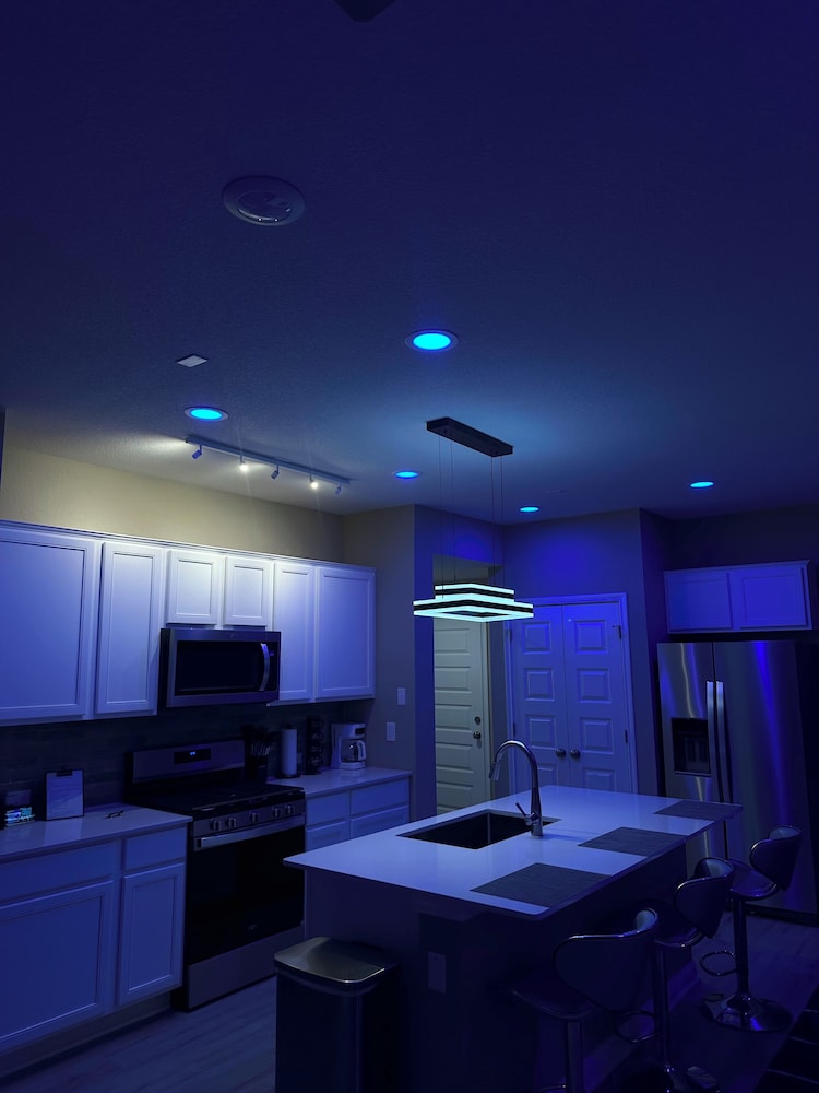 Luxury 2S Condo Hot Tub Gym Pool Airport