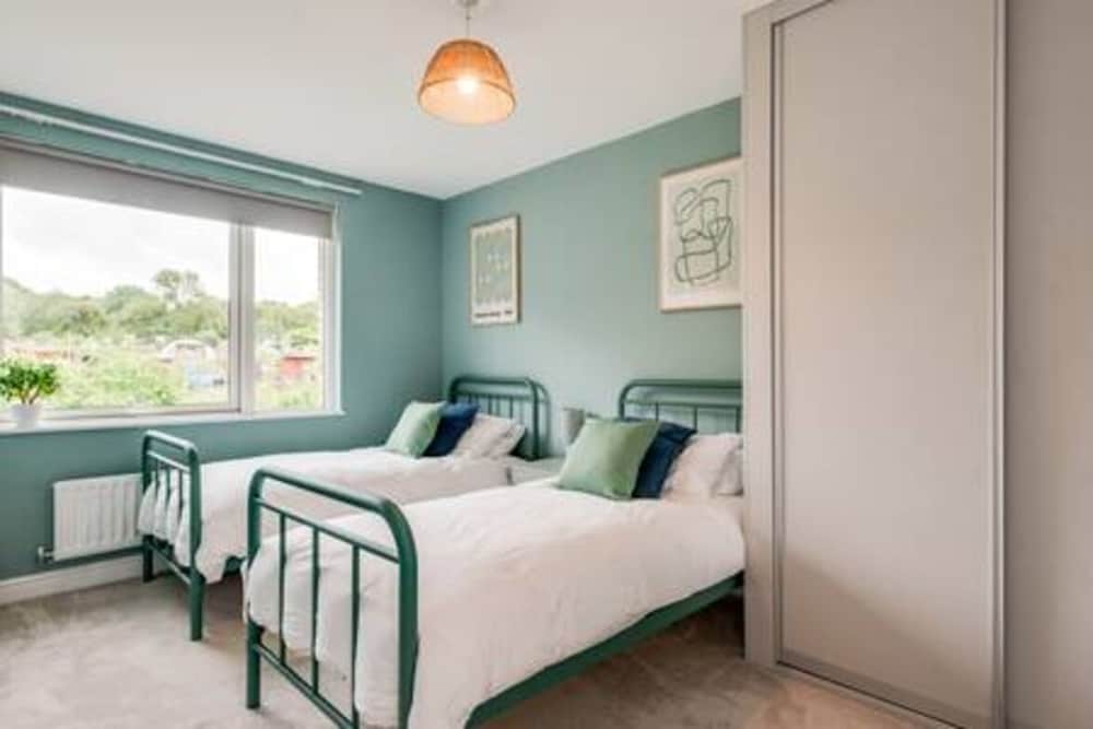 Family-friendly Getaway - Garden Parking Sleeps 7