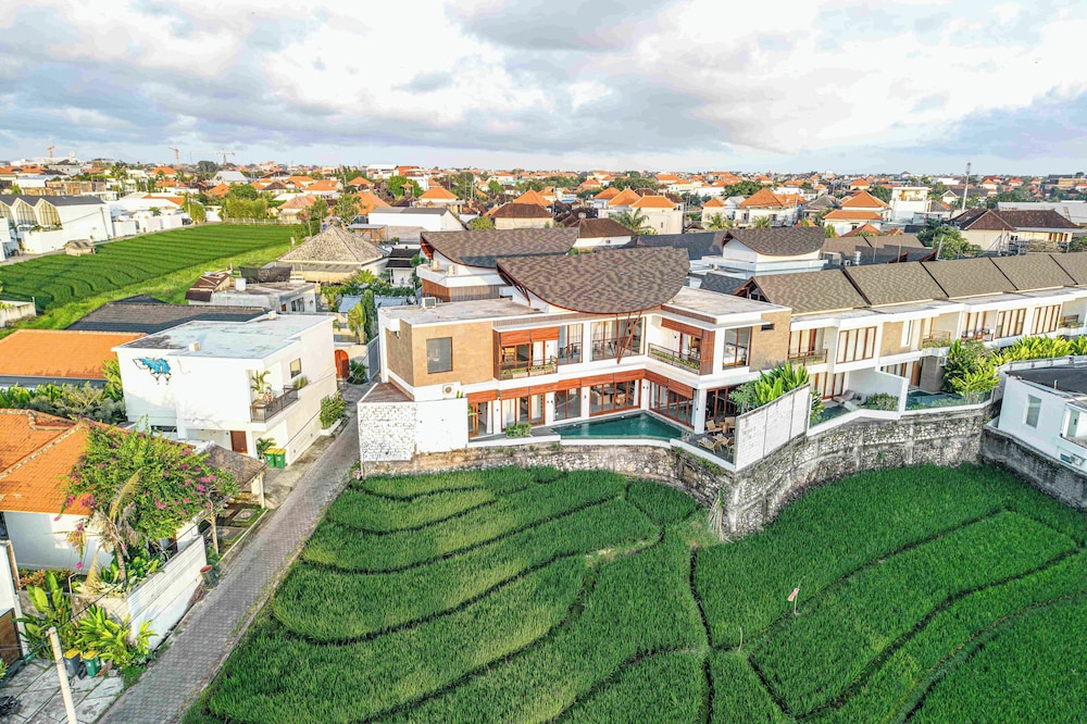 Luxury 5-bedroom Canggu Beach Villa With Scenic Ri