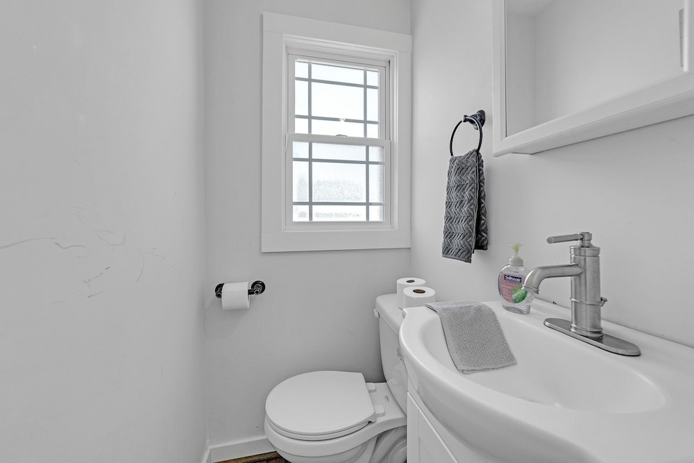 Charming 2-br Home, 4 Blocks To The Boardwalk 2 Bedroom Home