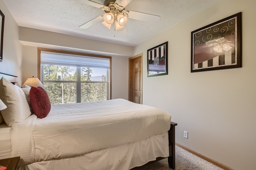 Mountain Getaway! Minutes From Family Fun-come Relax And Have A Blast! 4 Bedroom Home by RedAwning view 3