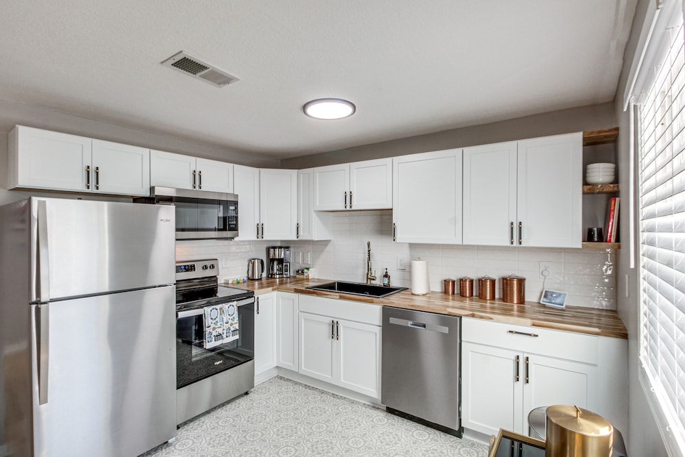 Modern & Stylish Olathe Home in Prime Location view 4