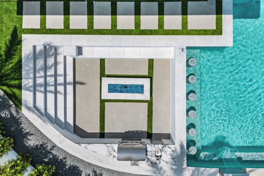 Sleeps 20 Pool, Hot Tub, & Pickleball Stay in Indio Bravo Villa #9