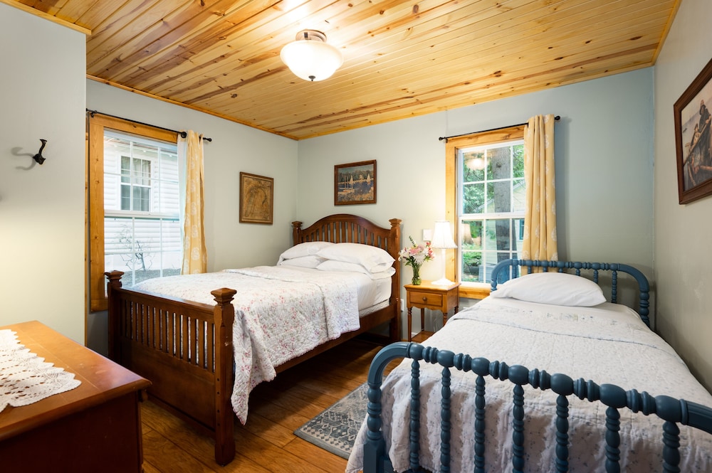 Thorp House Inn & Cottages