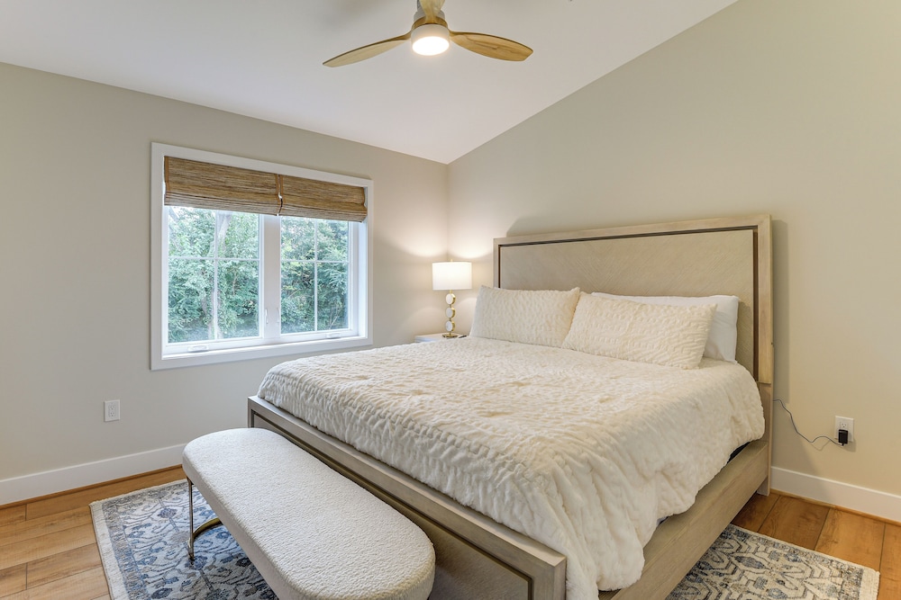 1 Block to Usna Stadium: Modern Annapolis Home!