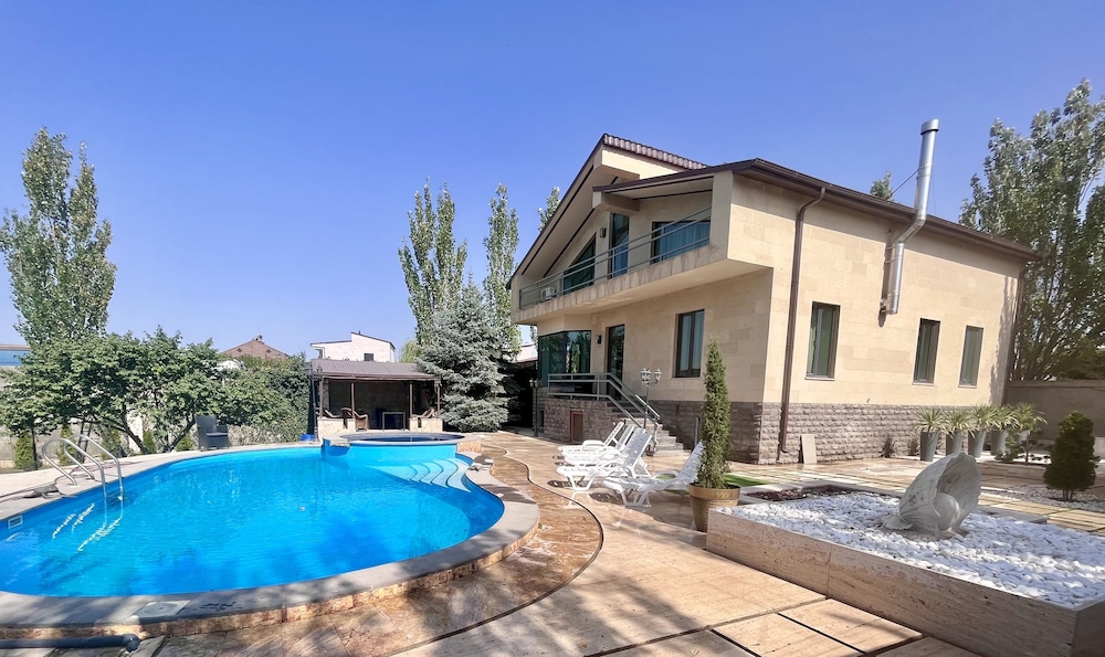 4 Bed Villa Estate Sleeps 7 - Pool, Garden, Sauna