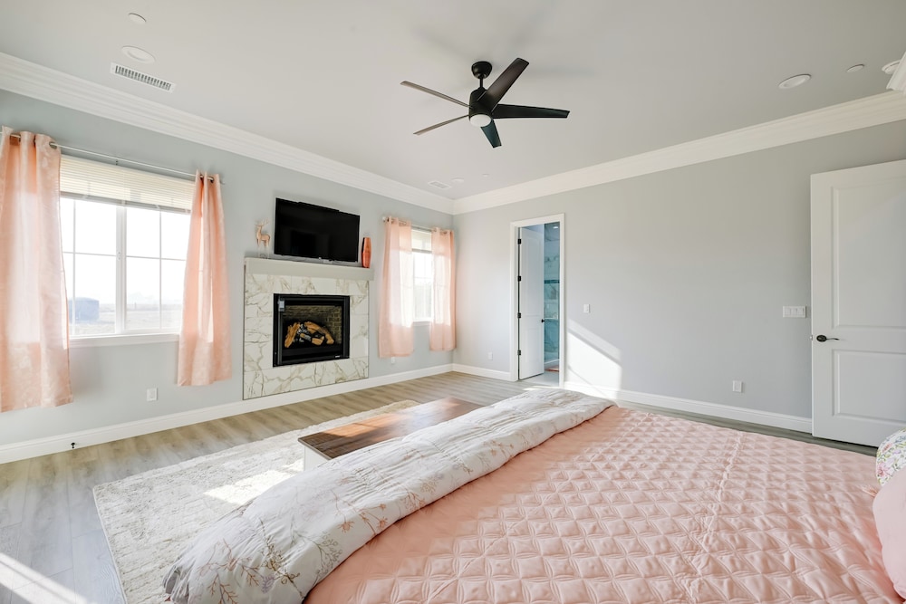 Day Trip to Yosemite: Spacious Home w/ Fireplace