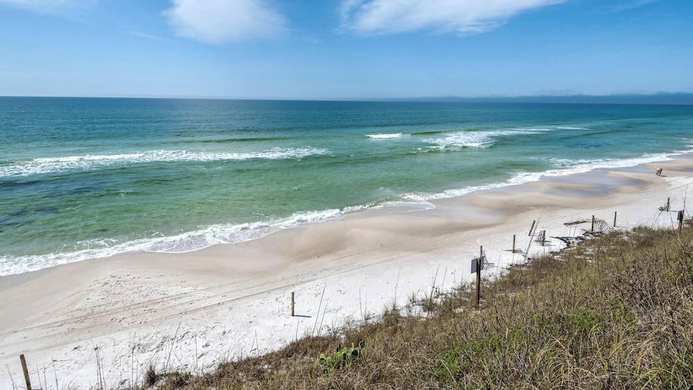 Sand Cliffs 108: Steps to Beach & Pool Access!