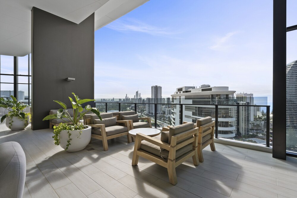 Broadbeach Casino Private Apartment GCLR view 5