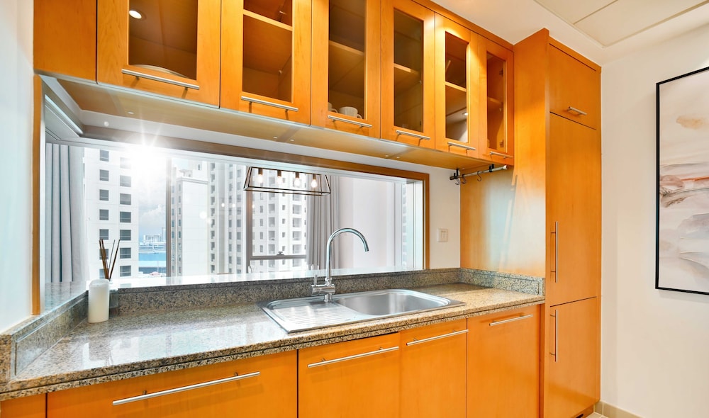 LUX Marina Promenade 1 BR Prime Loc Apt
