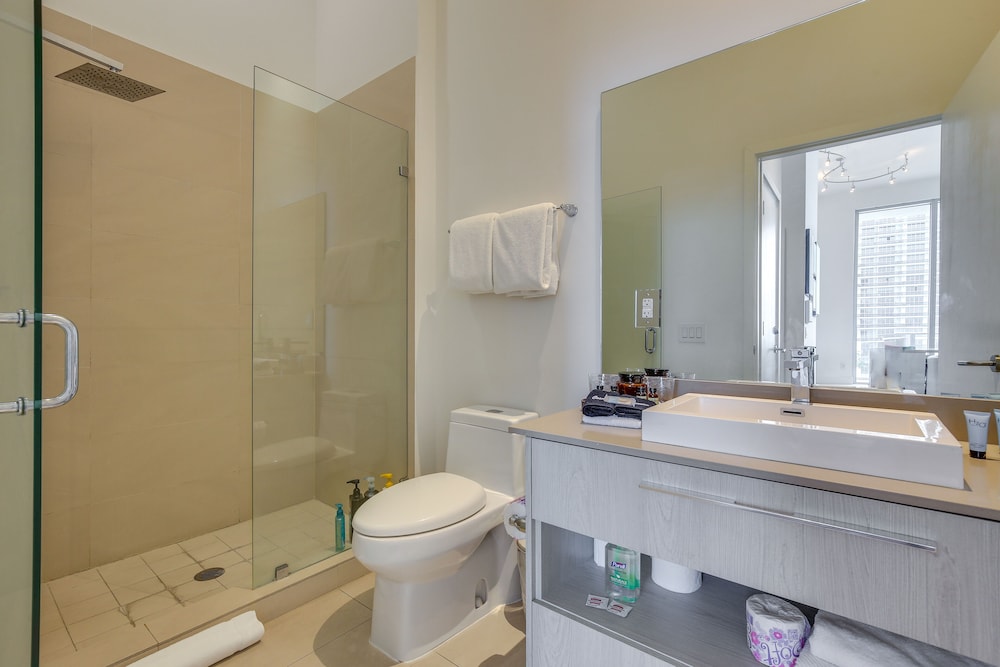Steps to Sand: Ocean-view Condo in Hollywood