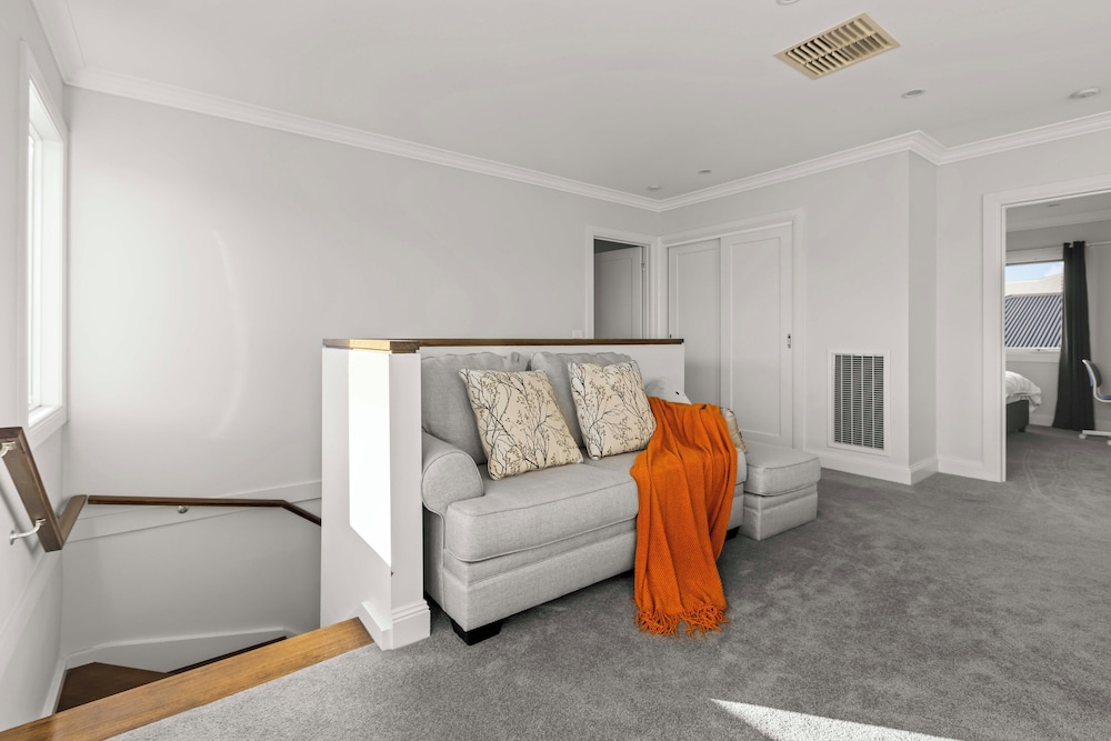StayAU Contemporary 5BRM Families Home Point Cook