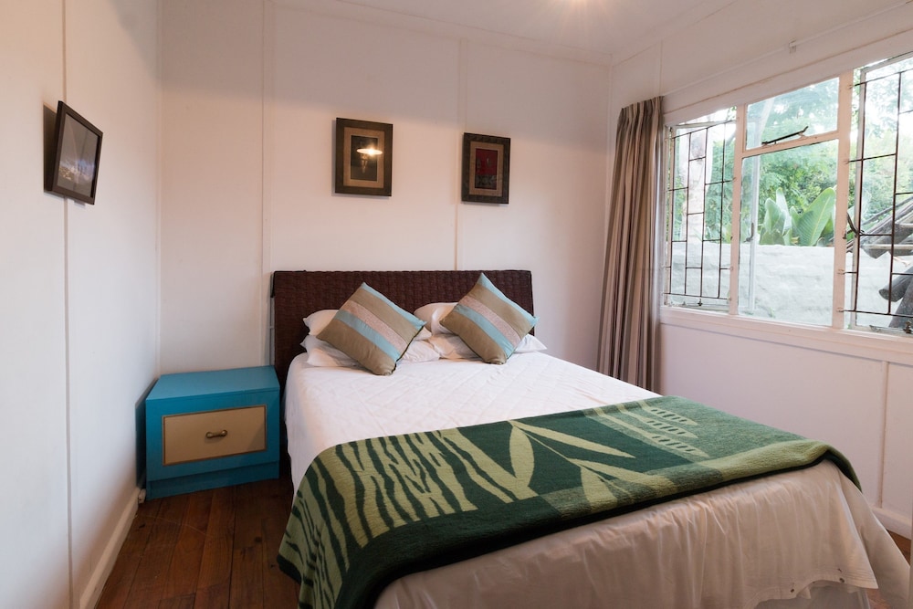 Inyathi Guest Lodge & Self Catering Chalets
