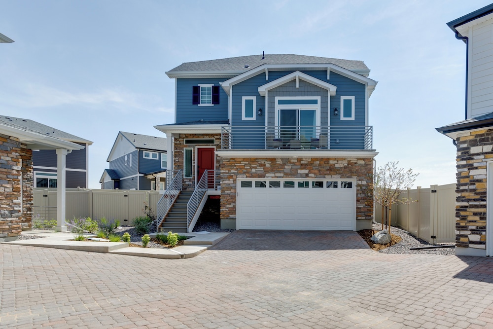9 Mi to Airport: Pet-friendly Aurora Home w/ Deck