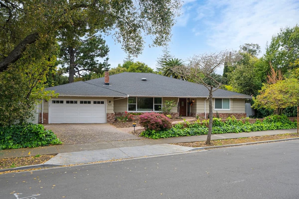 Cozy Modern House in Palo Alto