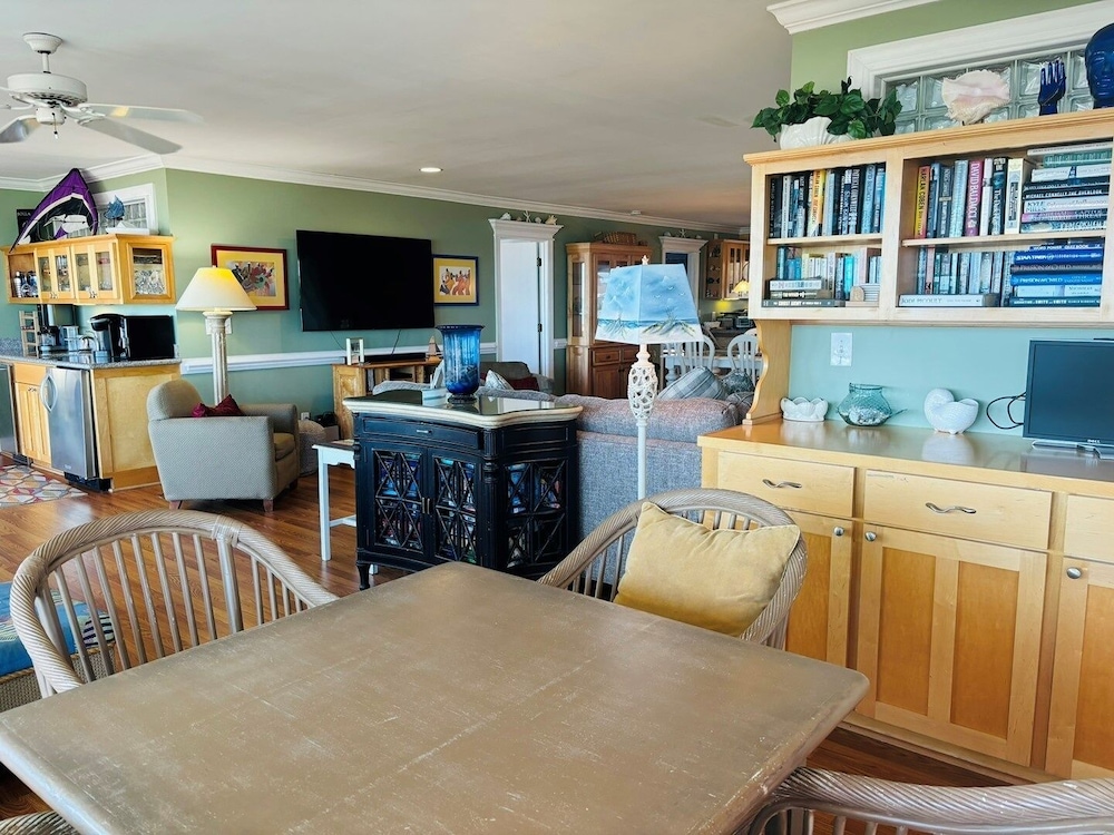 Clamelot 4 Bedroom Home by RedAwning