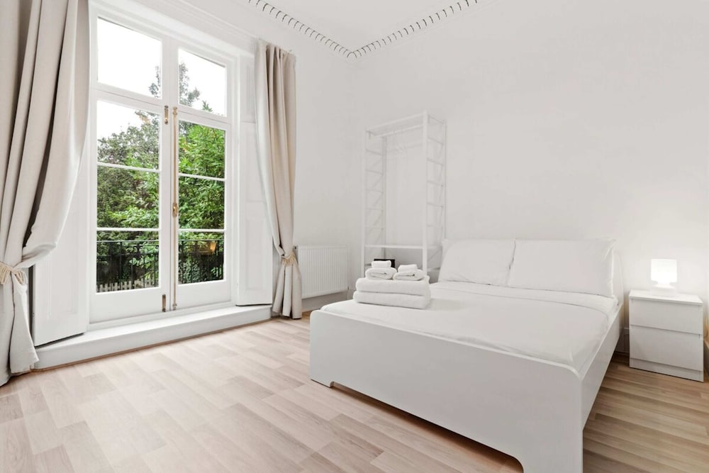 Refined, Light 1 Bed Apt w Balcony in Brixton