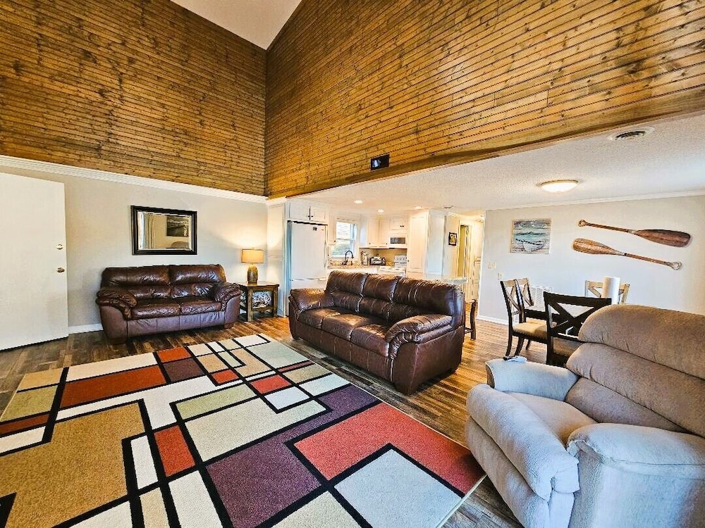228 Lakeland