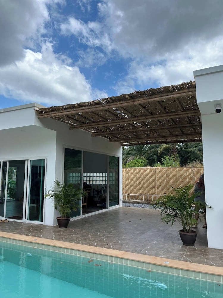 2 Bedrooms 400 m From the Beach