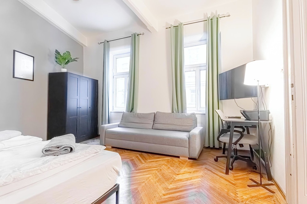 Elegant 1BR Apt Steps from Praterstern