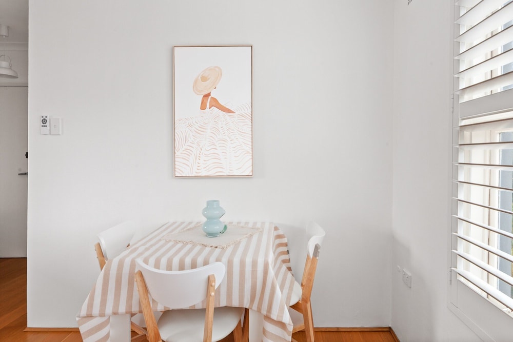 Bright 2-bed Flat With Balcony in Vaucluse