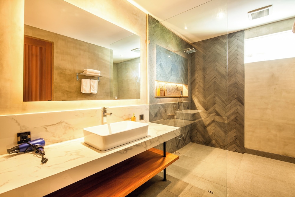 Seaside Escape: 4BR Villa, 190m to Canggu Beach