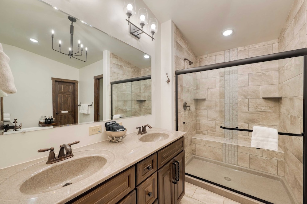 Winterhaven Estate by Avantstay Sleeps 19 Guests Mountain Compound w/ Views, Firepit, Hot Tub