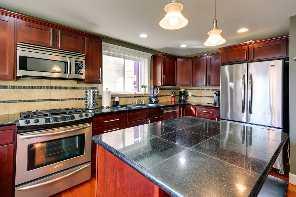 Sleek Seattle Getaway ~ 3 Mi to Alki Beach! view 3