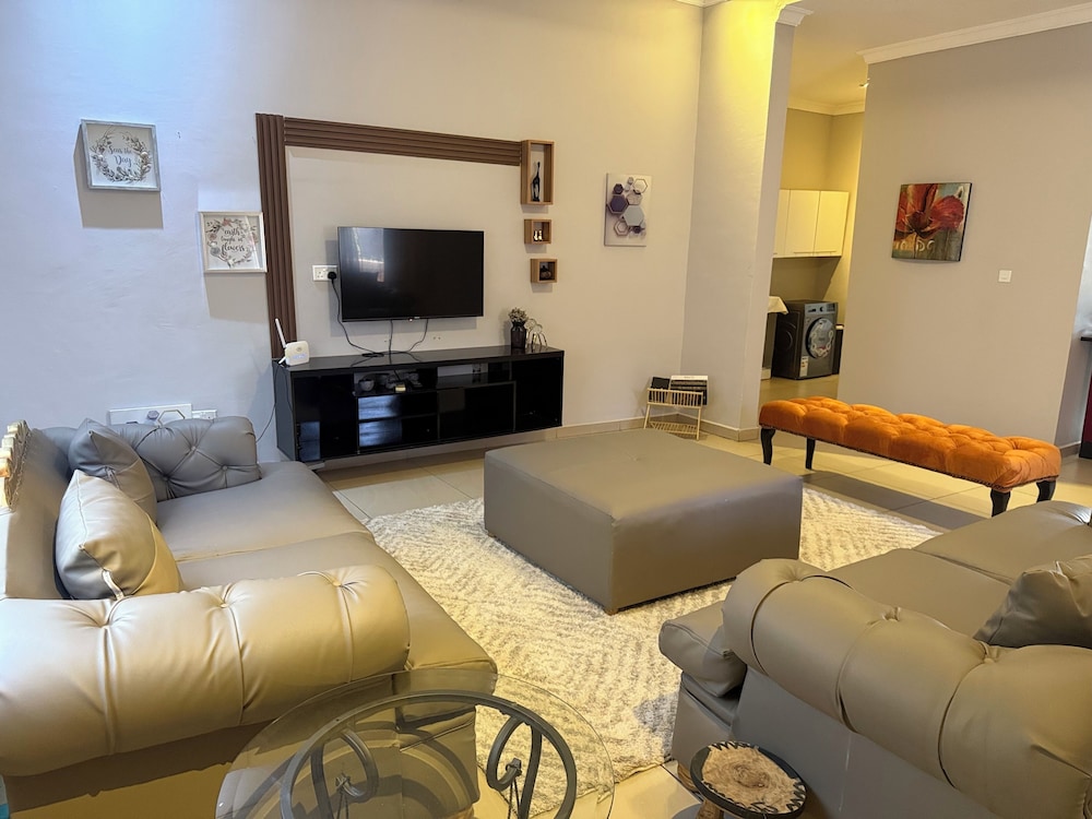 Spacious & Modern 3-bedroom Foxdale