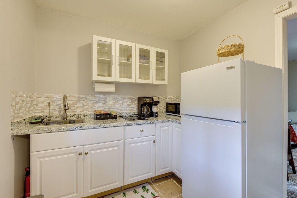 Convenient + Cozy! Apartment in DC Suburbs!