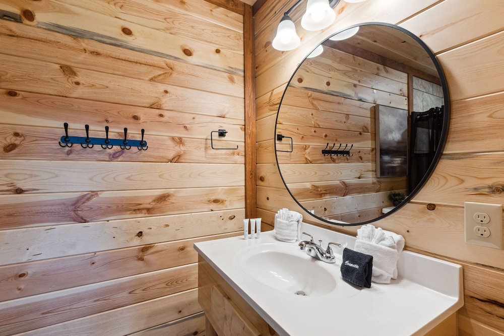 Splash Mountain Lodge 8 Bedroom Cabin