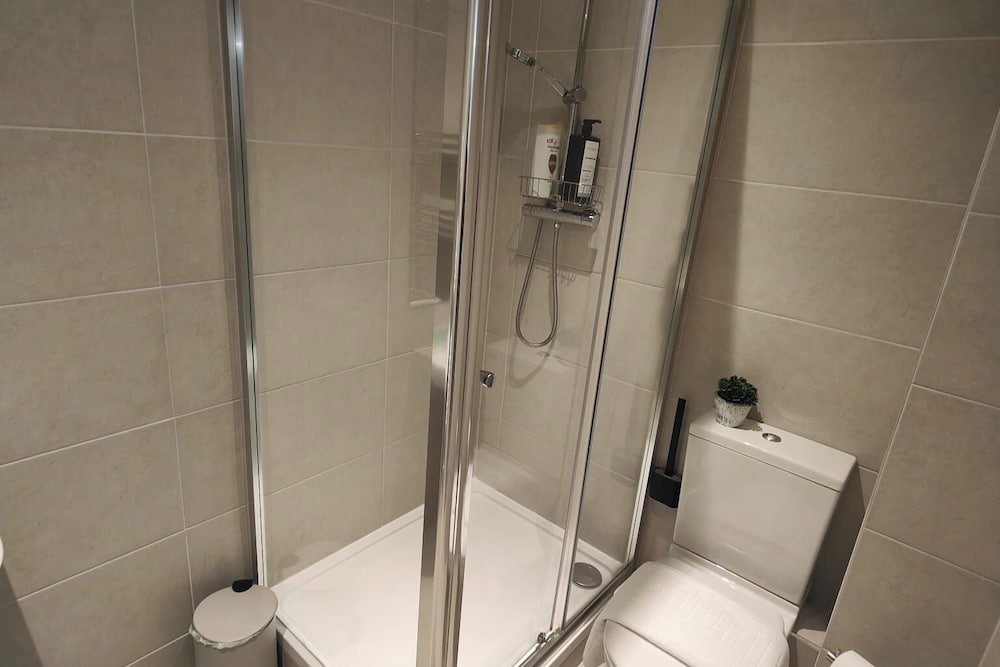 Leeds 3 Bed En-suites Apartment Retreat- Sleeps 9